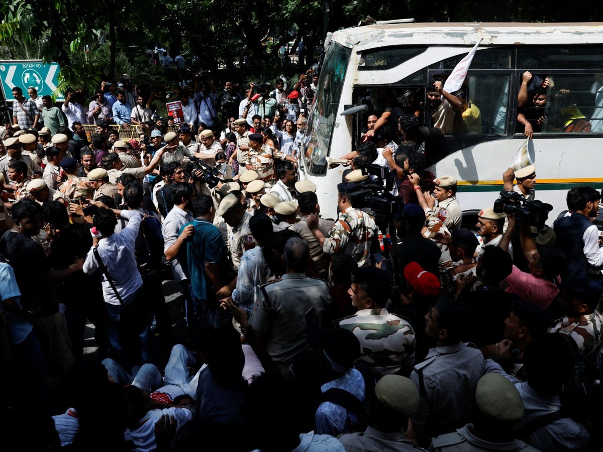 Hindistan'da 'Hamamböceği Hareketi' Seçim Komisyonu Başkanı'nın İstifası İçin Protestoları Büyütüyor