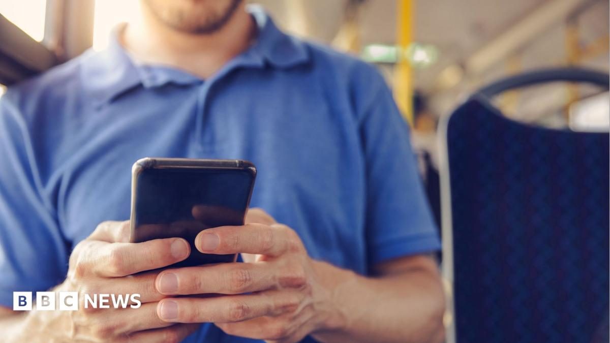 İngiltere'de Otobüslerde Yüksek Sesle Müzik Dinleyenlere 100 Sterlin Para Cezası Gelebilir