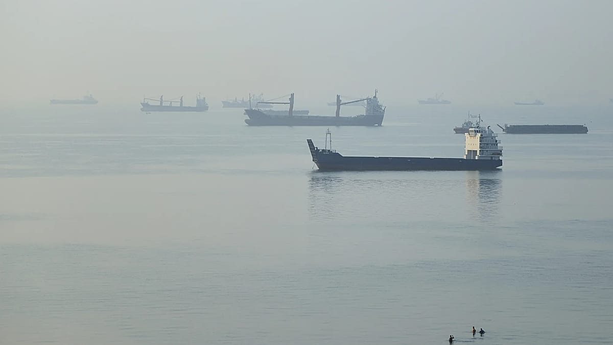 Hürmüz Boğazı'nda Bir Süper Tanker Mayına Çarparak Alev Aldı