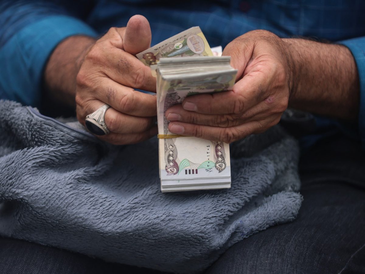 Irak Dinarı Devalüe Edildi: Tüccarlar Zararda, Hükümet Maaşları Ödemekte Zorlanıyor