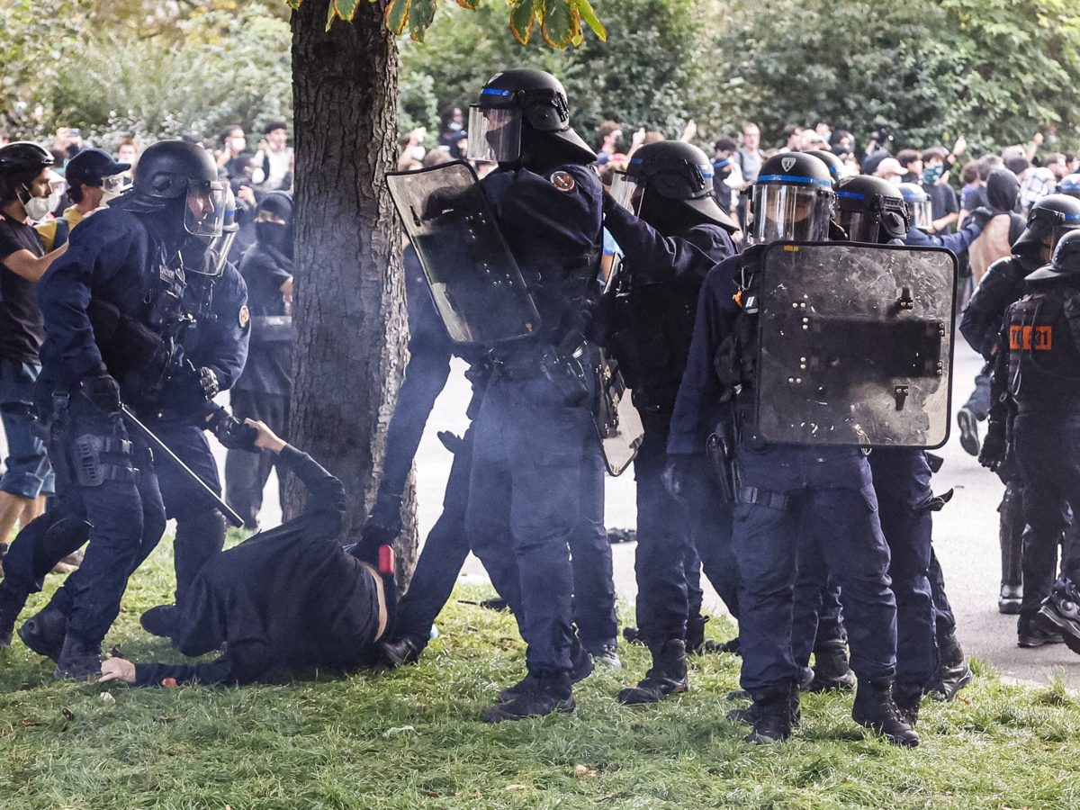 Fransa, Öğrenci Protestolarında Şok Bombası Kullanımını Geçici Olarak Durdurdu