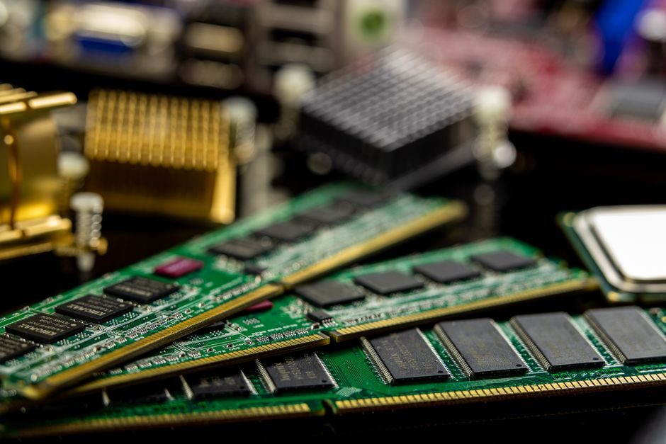 Küresel PC Pazarı Daralıyor: Yapay Zeka ve Bellek Krizi Sektörü Nasıl Etkiliyor?