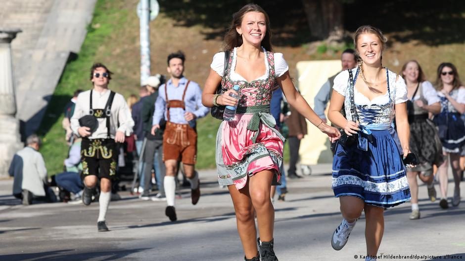 Münih'te Oktoberfest Başladı: Ziyaretçiler En İyi Çadır Yerleri İçin Yarıştı