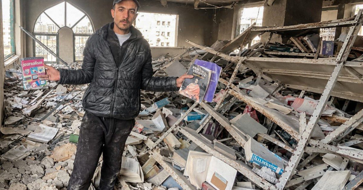 Gazze'de Kitaplar Yıkımdan Kurtarılıp Çocuklara Ulaştırılıyor